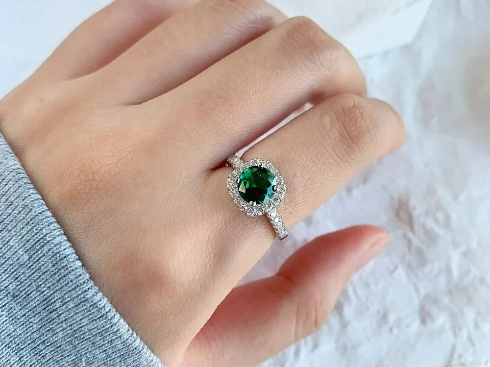 Top 5 Reasons to Choose an Emerald Green Engagement Ring